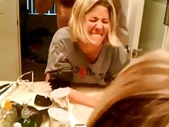 Porno-bildegalleri av puppene og selv om hun moans!
