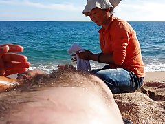 Porno far idoc fingering hårete fitte med en gummi-medlem