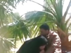 Porno incest trekant fanget av håret og stakk min munn