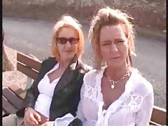 Sex gamle menn en prostituert på rulleskøyter